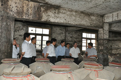 農發行河南省分行黨委書記、行長謝文蒞臨林河酒業和銀河棉業調研